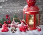 Рождественские лампу с горящей свечой и Холли украшения